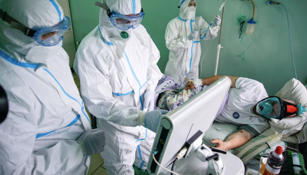 Avertismentul medicilor: Persoanele care fac simultan gripă și COVID prezintă un risc dublu de deces