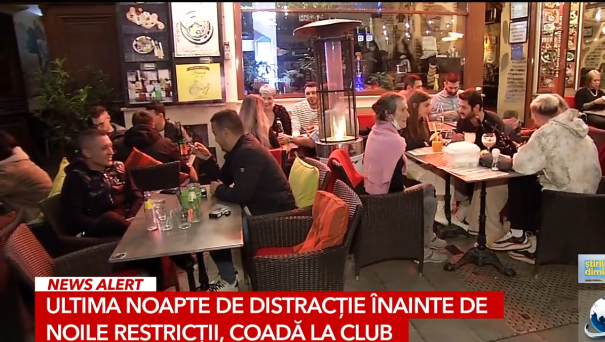 Tinerii au umplut terasele și cluburile în „ultima noapte de distracție” înainte de restricții. „Nici nu vreau să mă gândesc cât de multe vieți ne va costa”