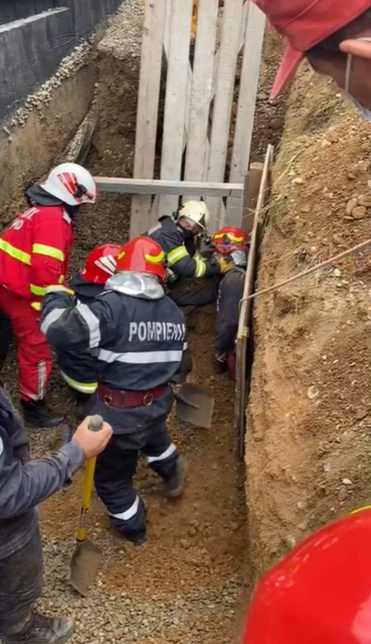 Muncitor prins sub un mal de pământ, în Argeș. Pompierii l-au transportat la spital