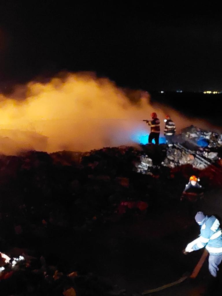 Incendiu major în Popești-Leordeni. Arde un depozit, iar focul riscă să se extindă la casele din jur