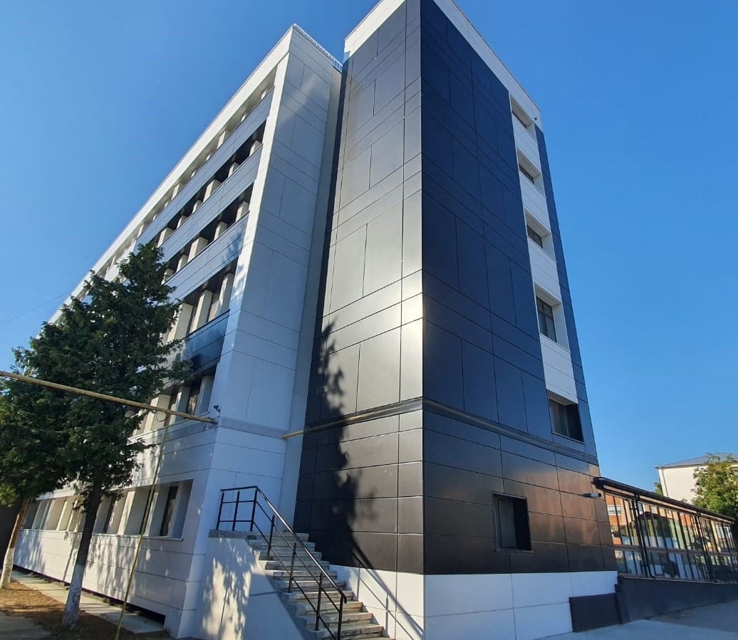 Situație revoltătoare la spitalul din Buhuși: 127 de pacienți, dintre care 16 la ATI, îngheață de 24 de ore în saloane. Manager:„Am comandat ciorbă caldă din alt județ”