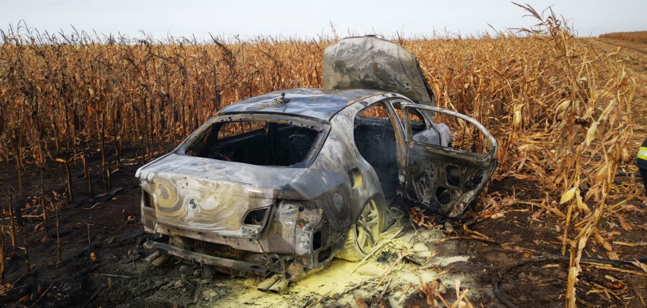 Focuri de armă și urmărire ca-n filme la frontiera de est. Suspectul și-a dat foc la mașină pentru a distruge marfa de contrabandă – VIDEO