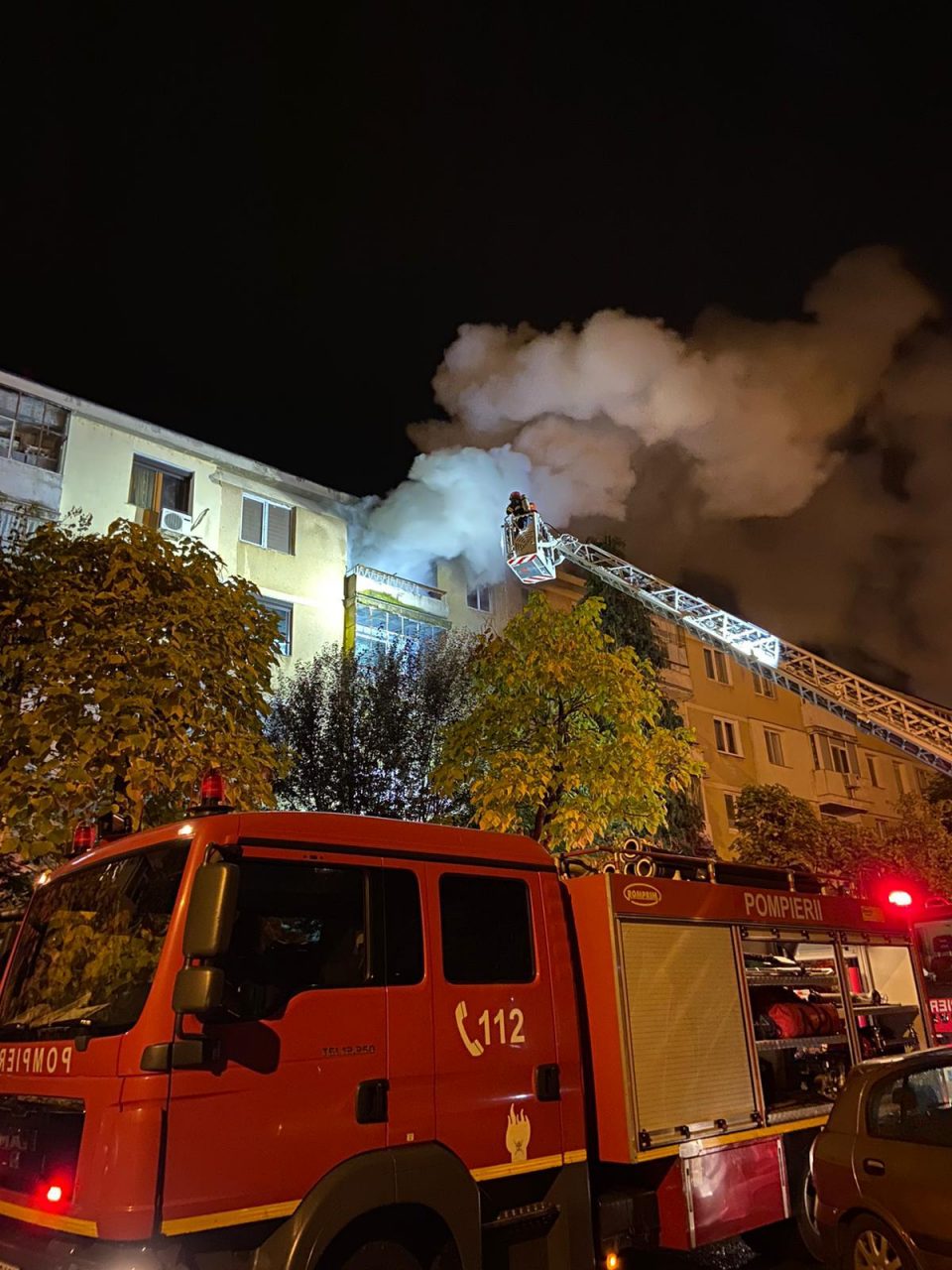 Zeci de persoane evacuate dintr-un bloc din Slatina unde a izbucnit un incendiu