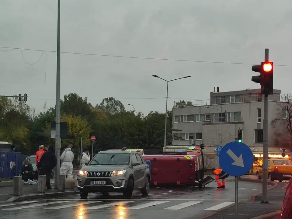 Accident în București. O autospecială SMURD s-a răsturnat după impactul cu un autoturism