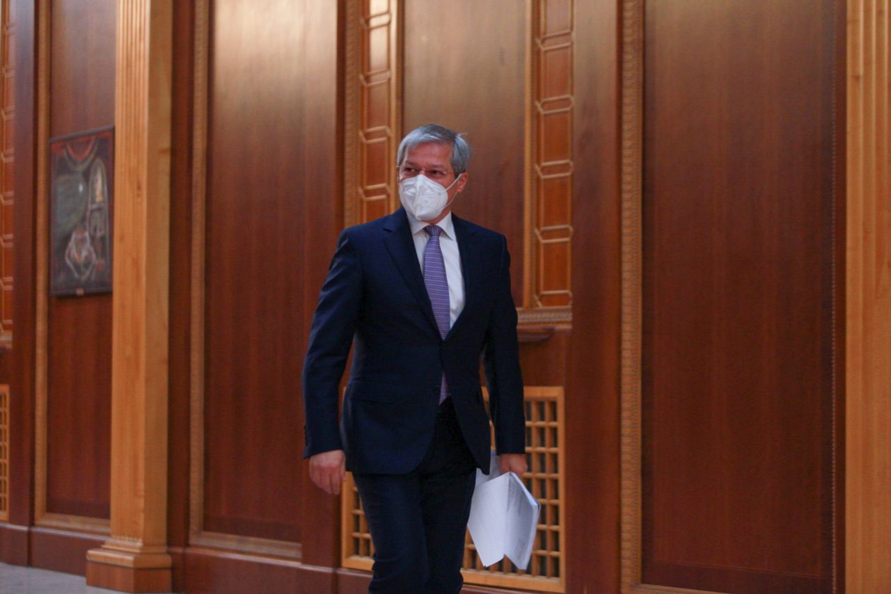 Cioloș, după ce miniștrii propuși de USR au primit avize negative: Fac un apel la parlamentari să voteze guvernul