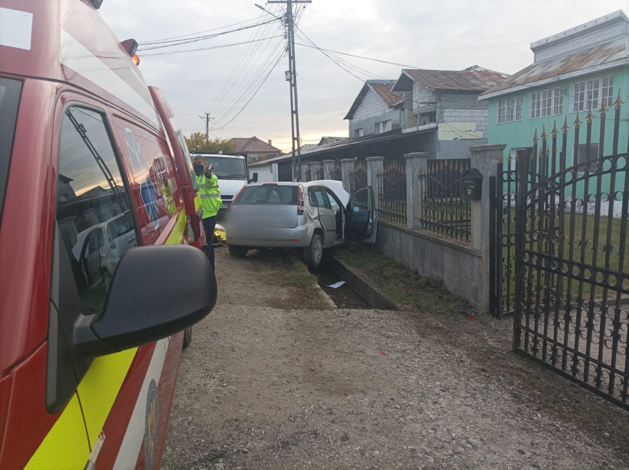 Accident grav în județul Vâlcea. O femeie a murit după ce i s-a făcut rău și a pierdut controlul volanului