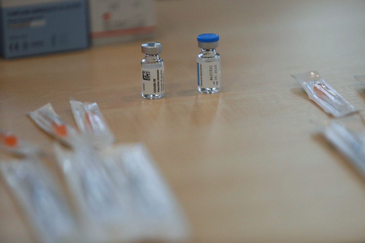 O femeie din Prahova, vaccinată „la chiuvetă”, a rămas fără vacanța plătită scump pentru că nu a știut că trebuie să „mimeze” și rapelul
