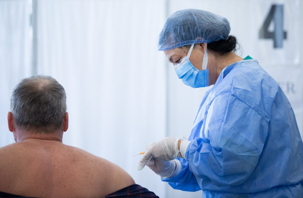 Centrul European de Prevenire şi Control al Bolilor și OMS avertizează: Vaccinarea, singură, nu e suficientă în faţa propagării rapide a variantei Omicron
