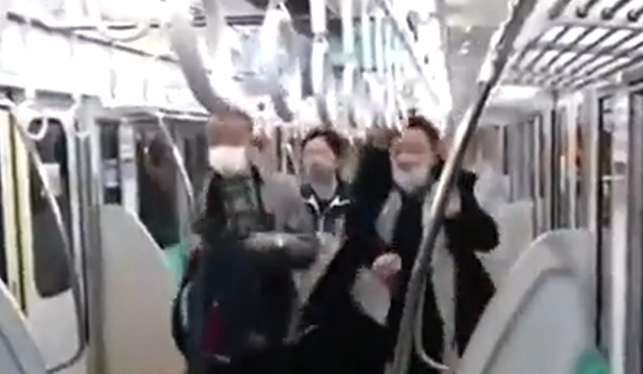 Un bărbat a atacat cu un cuțit pasagerii unui tren, la Tokyo, și a declanșat un foc la bord. Intervenția forțelor de ordine japoneze – VIDEO