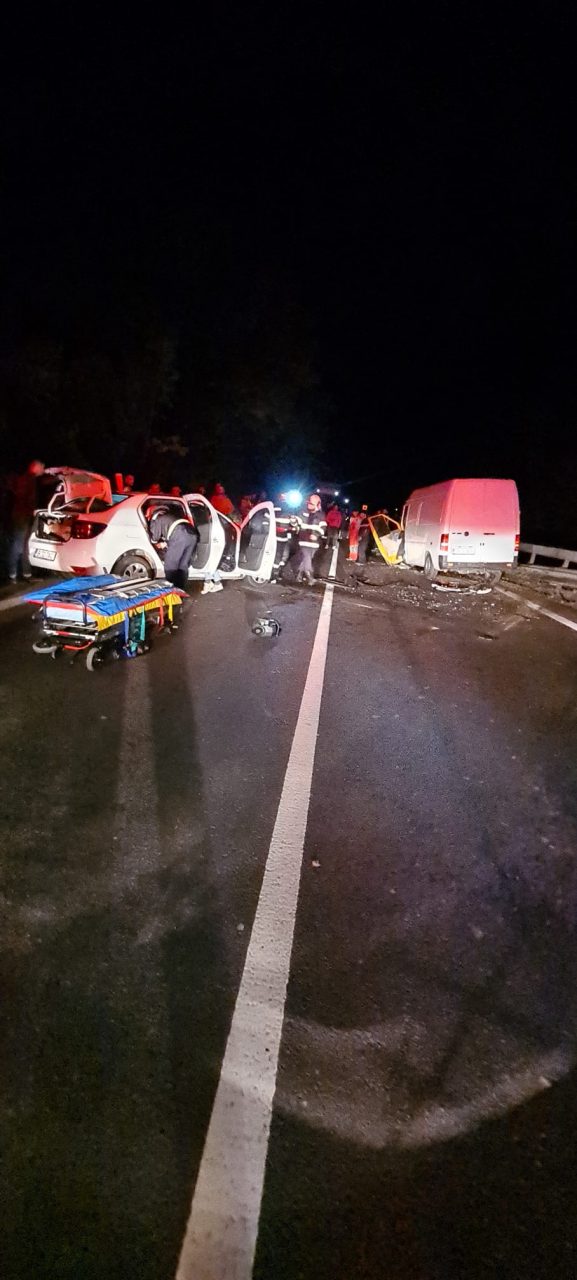 UPDATE – Cinci tineri spanioli au fost răniți într-un accident rutier pe Valea Oltului. Una dintre victime, o tânără de 22 de ani, a murit la spital