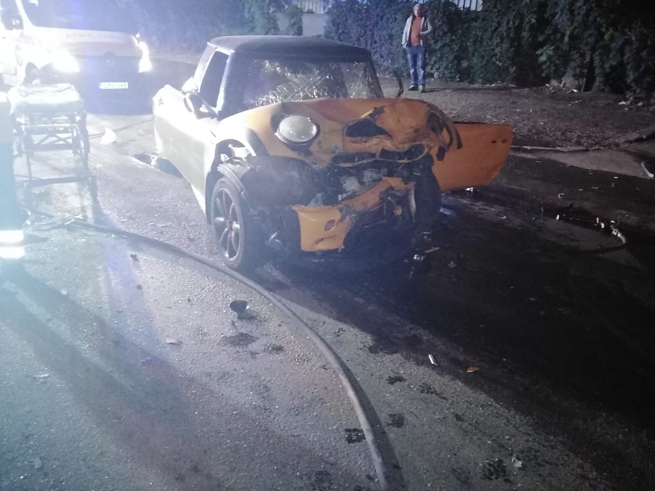 Un taxi cu doi clienți s-a răsturnat pe centura orașului Galați, după ce a fost lovit de un Mini Cooper condus de un șofer băut. Cinci persoane au fost rănite (FOTO)