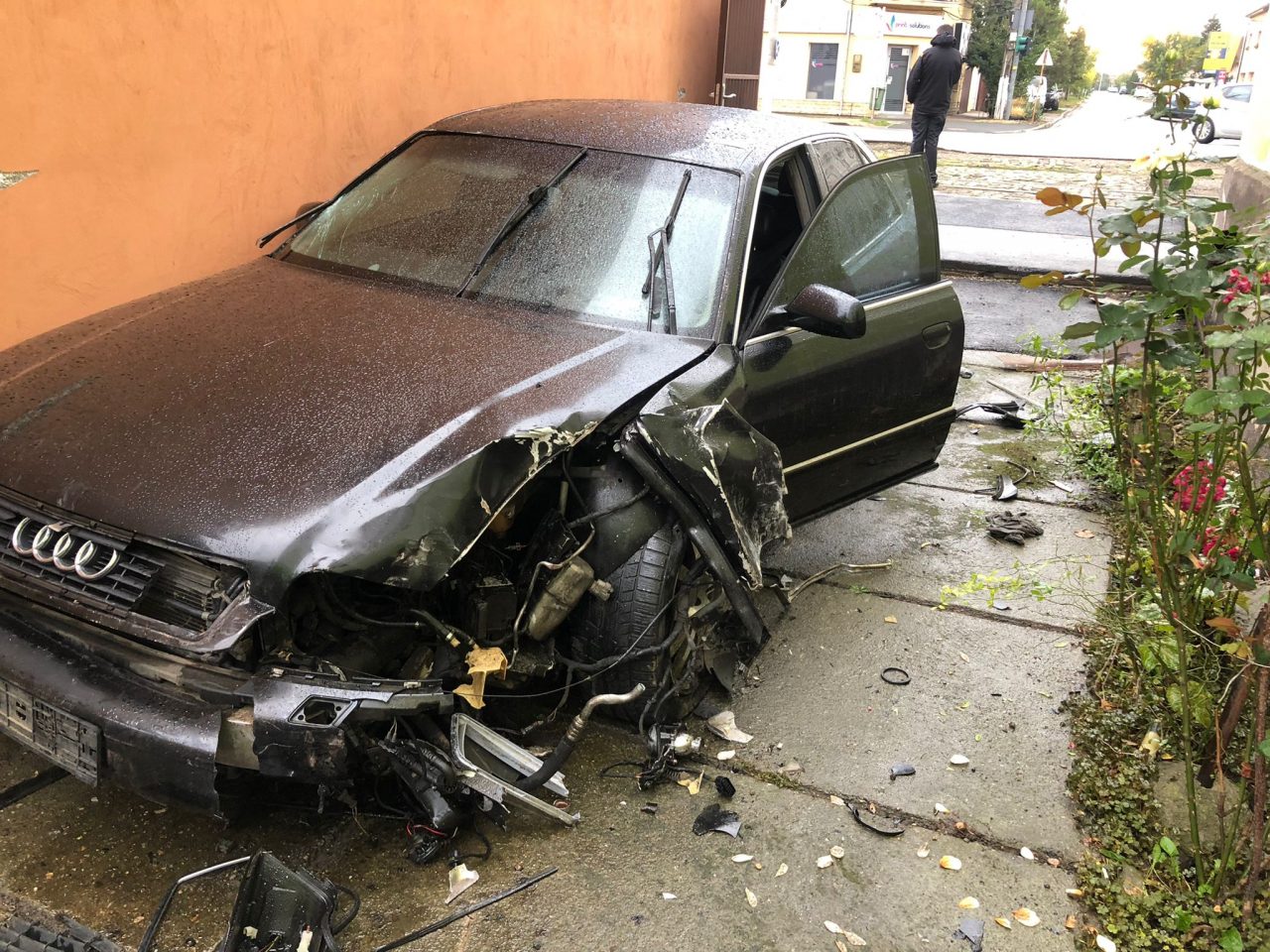 Autoturism avariat și fără plăcuțe de înmatriculare, abandonat în curtea unei femei din Arad. Polițiștii îl caută pe șofer (FOTO)