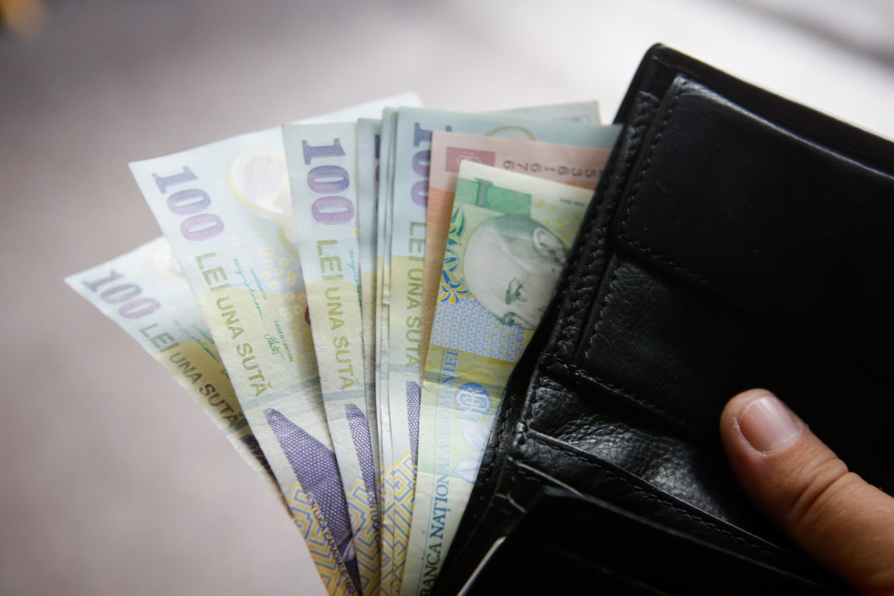 Caz șocant în Ialomița. Fostă directoare a unei școli, acuzată că a furat 20.000 de lei din bursele elevilor