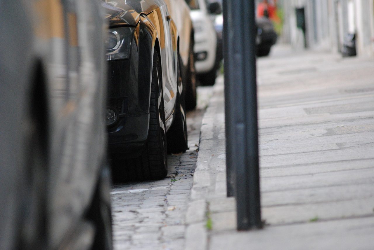 Șoferii care parchează pe trotuar vor primi amenzi usturătoare. Senatul a adoptat tacit propunerea legislativă