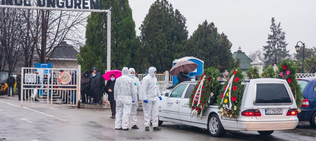 „Au existat familii care au îngropat până la patru persoane în două săptămâni”. Mărturia unui om care s-a ocupat de îngroparea a zeci de persoane decedate de COVID-19
