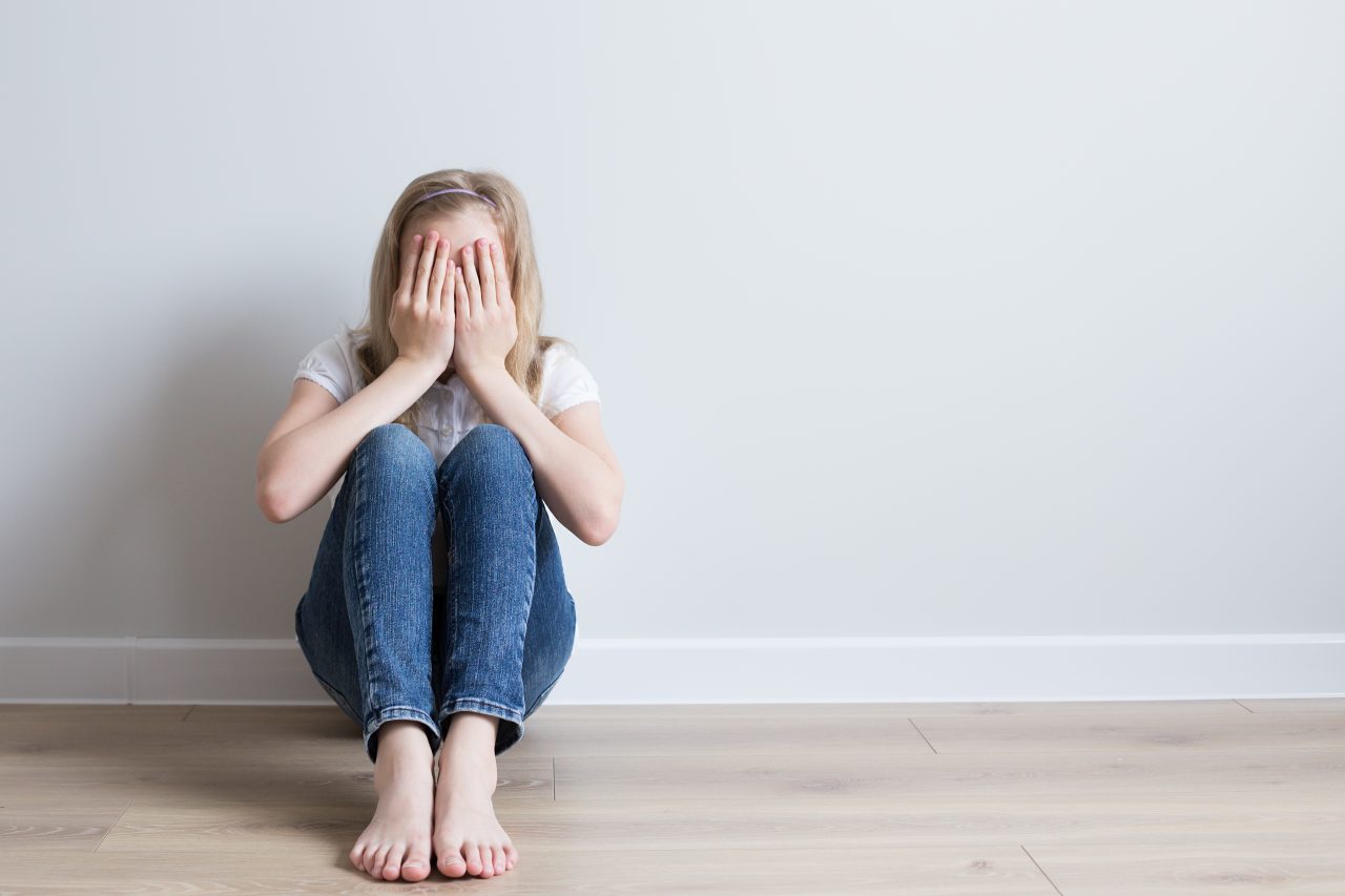 Bărbat de 33 de ani, arestat după ce a şantajat o fetiţă de 12 ani să-i trimită filmări în ipostaze sexuale