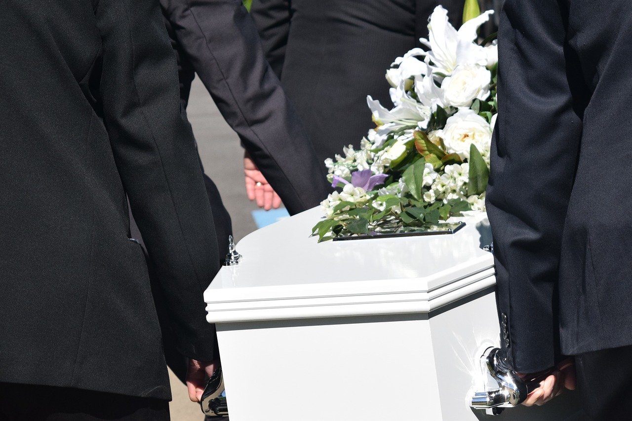 Un bărbat de 42 de ani, răpus de COVID, nu poate fi înmormântat, deoarece întreaga sa familie este infectată