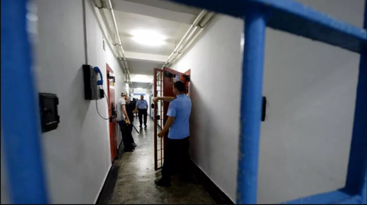 Un deținut condamnat pentru omor deosebit de grav a încercat să evadeze când s-a prezentat la centrul de vaccinare