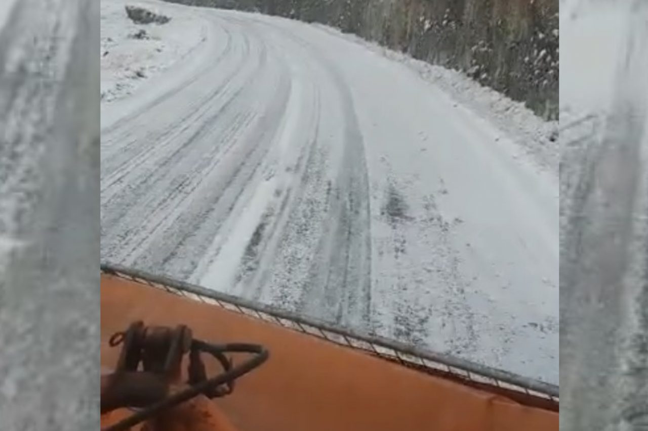 VIDEO | A nins pe Transfăgărășan. Drumarii au intervenit pentru a deszăpezi carosabilul