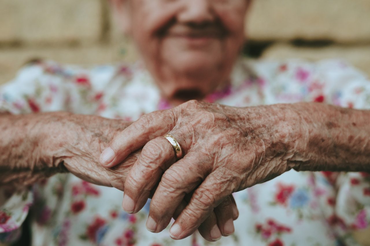 Dialog șocant între o pacientă de 80 de ani și medic: „Nu mă vaccinez, am auzit la televizor că rămân sterilă”