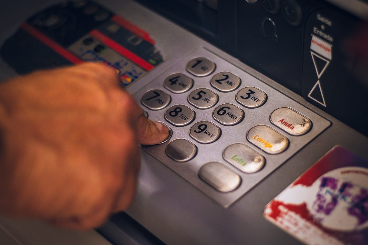 Un tânăr din Alba Iulia a găsit un card bancar pe stradă şi a făcut 12 cumpărături din magazine. A fost reținut de poliție