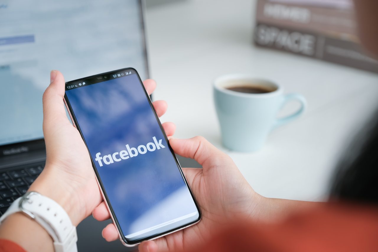 Un bărbat a sunat la 112 să spună că nu-i merge Facebook-ul