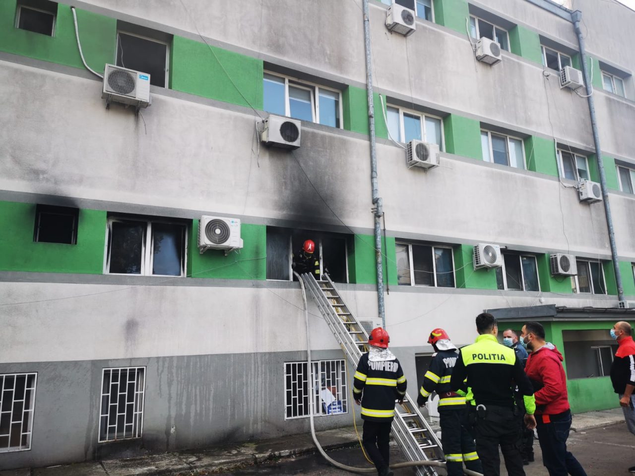O femeie care a pierit în incediul de la secția ATI a Spitalului de Boli Infecțioase din Constanța, se afla în salonul morții din cauza unei infecții nosocomiale. Procurorii au chemat toți medicii la audieri