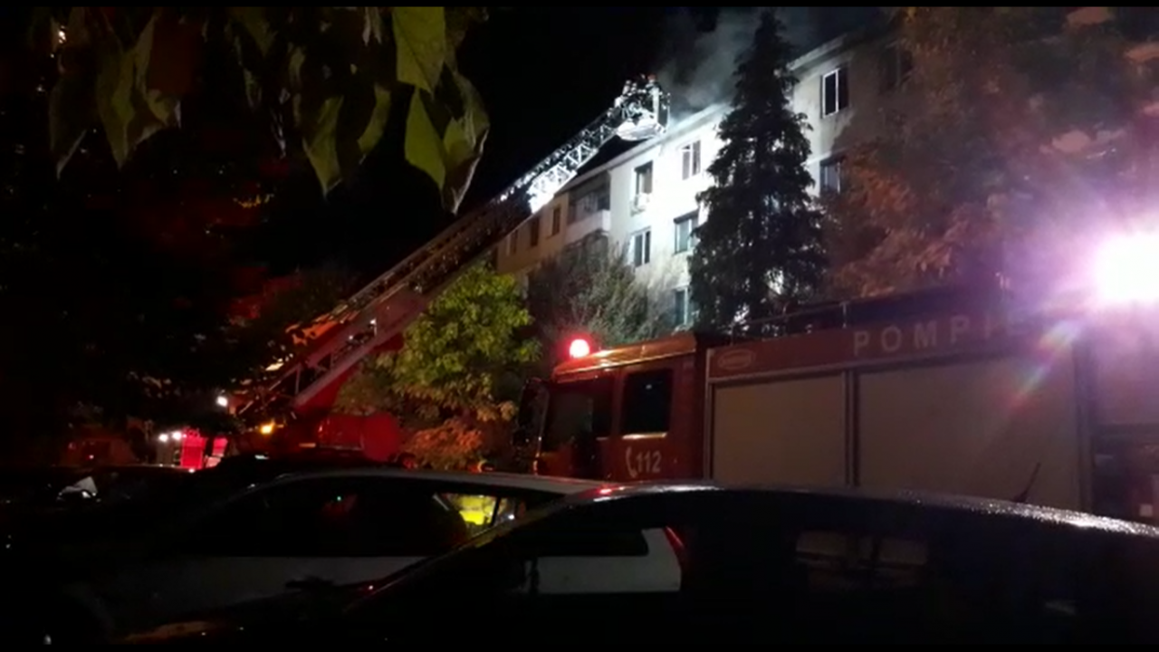 Incendiu într-un bloc de locuințe din Pitești. Zeci de locatari au fost evacuați | FOTO, VIDEO