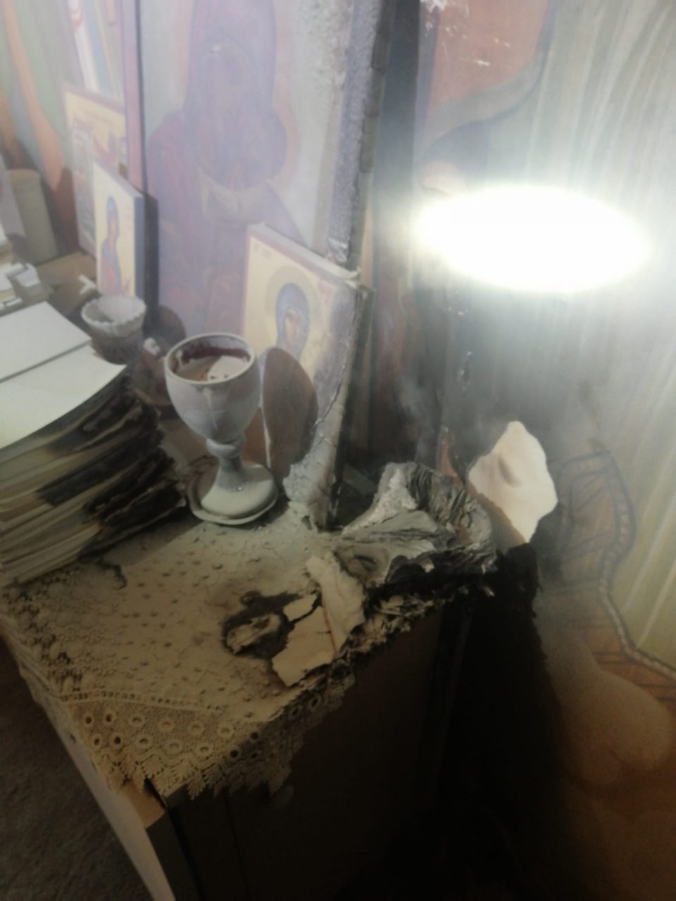 Incendiu la capela unui spital din Iași, din cauza unei lumânări. Pompierii au intervenit cu trei autospeciale de stingere (FOTO)