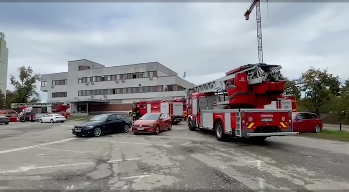 Alarmă de incendiu la Spitalul Județean din Timișoara. Zeci de pompieri se află la fața locului
