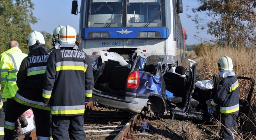 O mașină cu muncitori români, lovită de tren în Ungaria. Două femei au murit