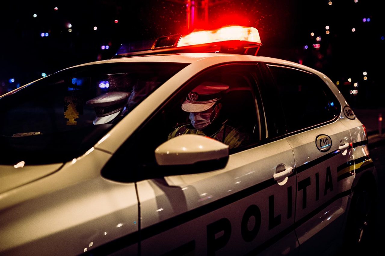 Polițist, atacat cu un cuțit de o persoană cu probleme psihice. Agresorul a fost împușcat în picior