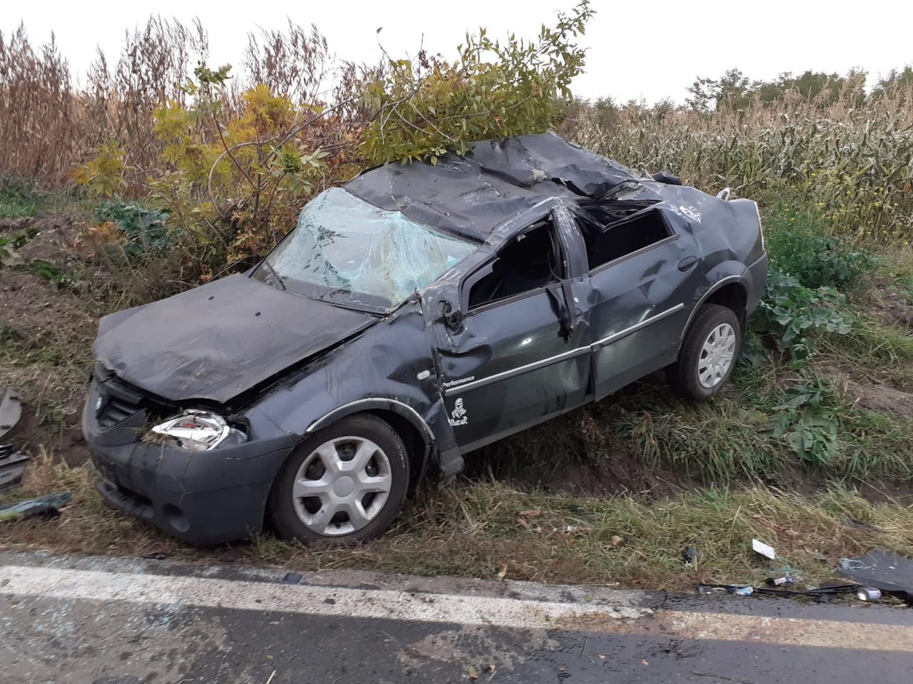 Patru persoane au fost rănite, după ce mașina în care se aflau s-a răsturnat pe un drum din județul Botoșani (FOTO)
