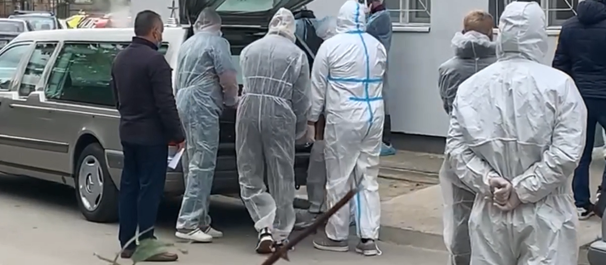 VIDEO EXCLUSIV| Imaginile dezastrului COVID din valul 4. Curtea Spitalului din Craiova, plină de mașini funerare, în timp ce rudele așteaptă să ridice trupurile