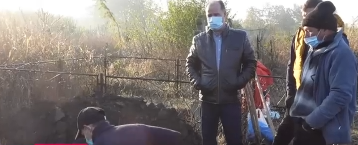 Un primar a făcut apel la vaccinare din cimitir. Edilul a mers la mormântul unei femei de 60 de ani, decedată de Covid