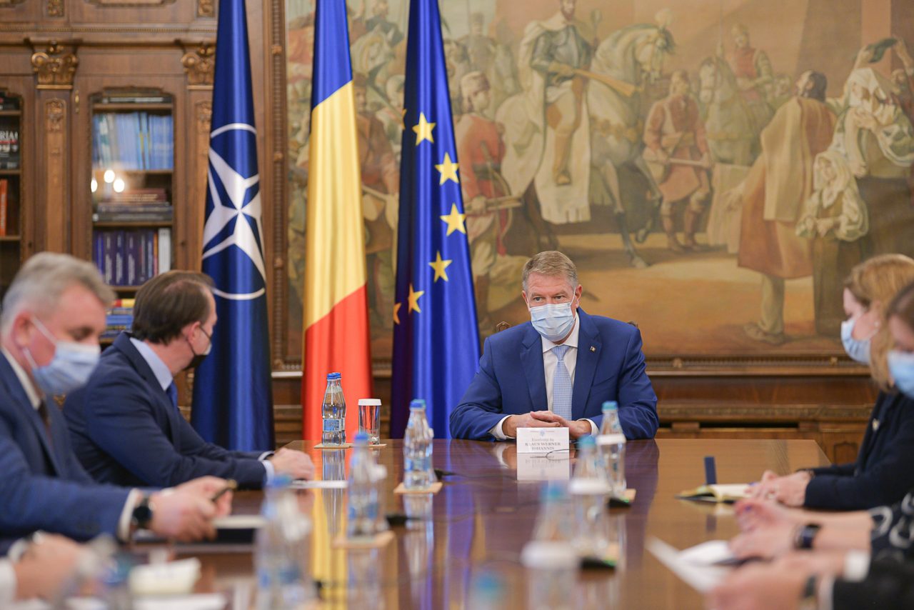 UPDATE | Klaus Iohannis, după ședința cu autoritățile: „Trebuie să instituim restricții. Va fi restricționată circulația noaptea, excepție făcând cei vaccinați”