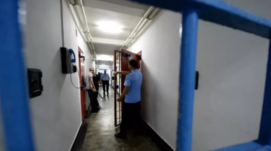 Deținuții din pușcăriile de la marginea Bucureștiului au ajuns să-și facă piața la hipermarket. Primesc cumpărăturile la poarta închisorii