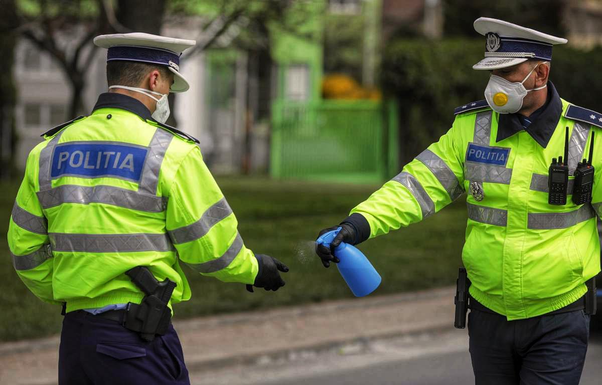 Polițist din Gorj, acuzat de furt din magazine. Plătea un leu și ieșea cu plase întregi de produse