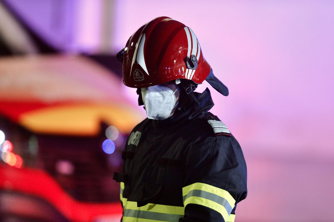 Tragedie în Târgu Mureş. Doi copii au murit într-un incendiu. Mama lor, o tânără de 20 de ani, a lăsat mâncarea pe foc şi a plecat