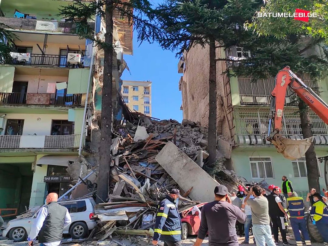 Un bloc de cinci etaje s-a prăbușit în Georgia. Trei persoane au fost salvate, printre care și un copil | VIDEO