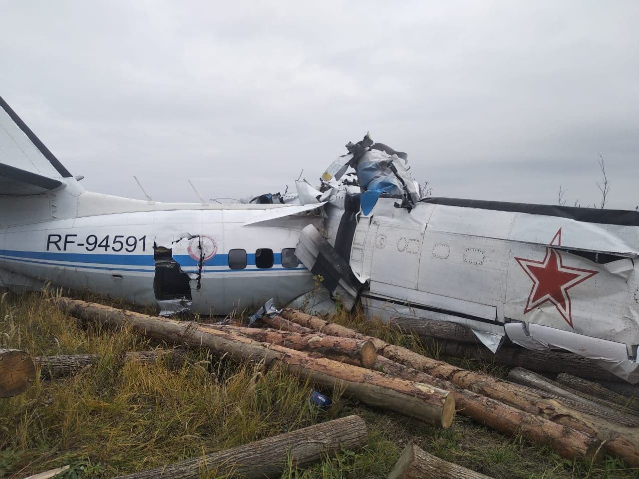 Un avion cu paraşutişti s-a prăbuşit în centrul Rusiei. La bord se aflau 23 de persoane, dar există și supraviețuitori (VIDEO)