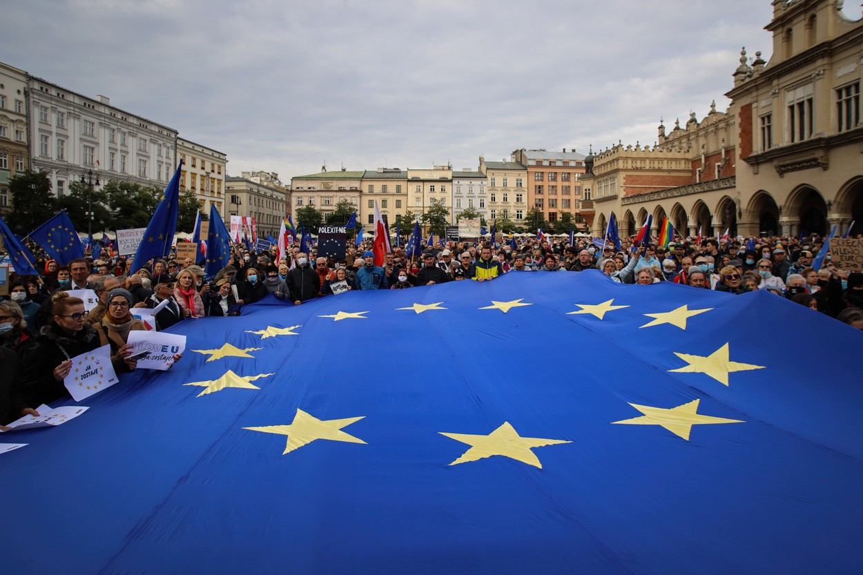 Manifestații de amploare în Polonia. Zeci de mii de oameni au ieșit în stradă de teama unui eventual „Polexit” | FOTO