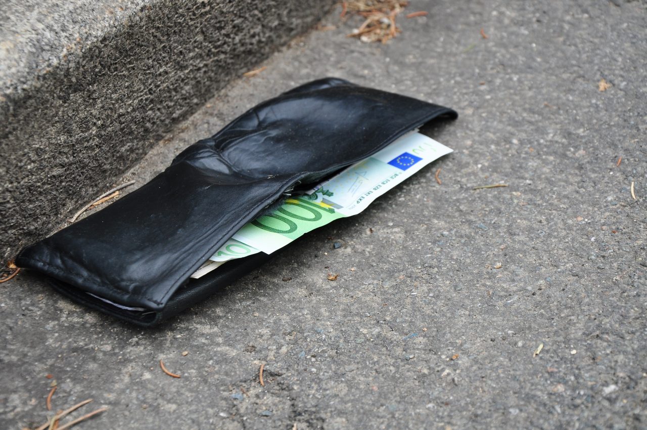 O femeie din Craiova a găsit un portofel cu peste 1.500 de euro și l-a dus la Poliție. Ea nu a vrut să primească niciun fel de recompensă