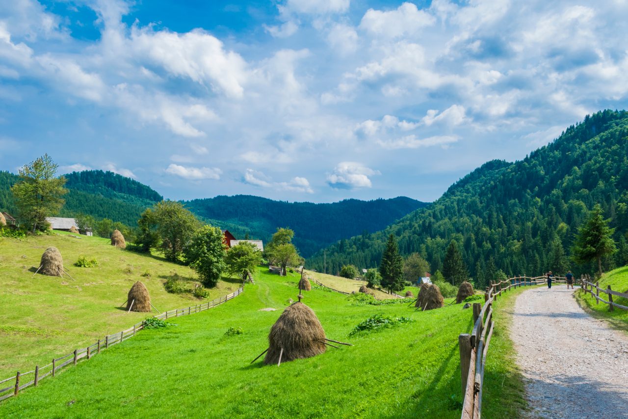 Locul din România unde te simți ca-n POVEȘTI. E departe de aglomerație, iar peisajul îți taie respirația
