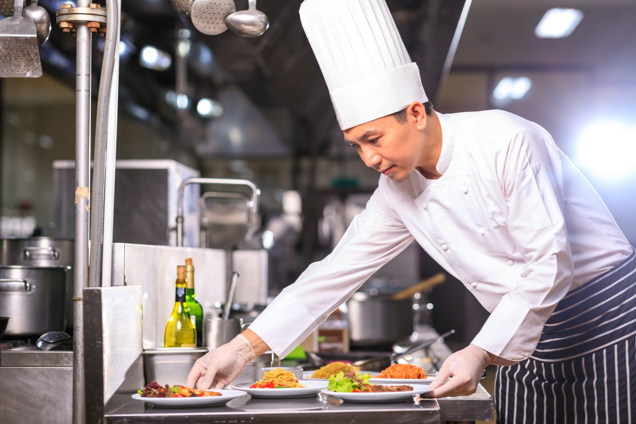 Aproximativ 10.000 de asiatici lucrează în hotelurile și restaurantele din România. Ce salarii primesc aceștia