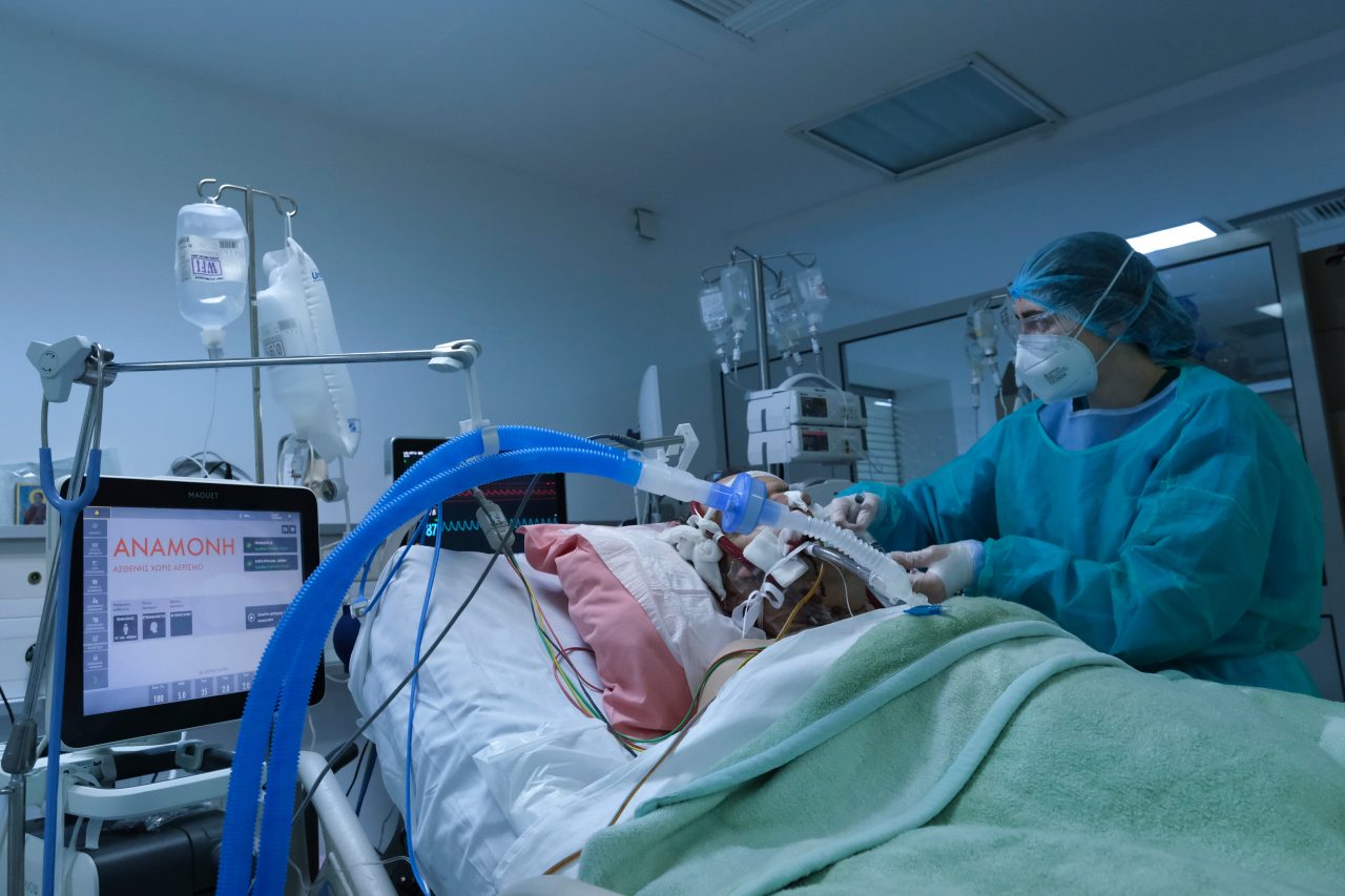 Doi pacienți sub 30 de ani au murit din cauza COVID-19 în ultimele 24 de ore. Ambii erau nevaccinați