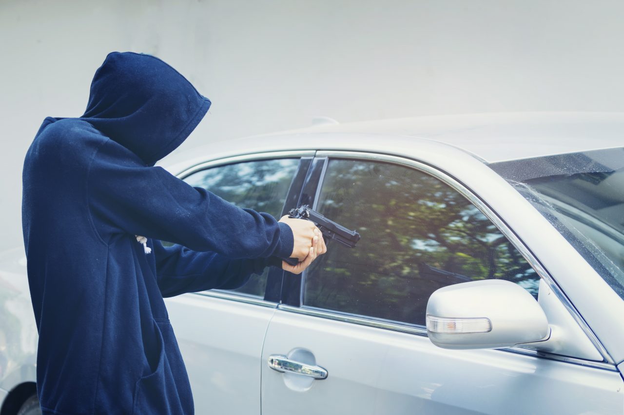 Jaf ca în filme în București. Un bărbat a amenințat cu pistolul un șofer și i-a furat mașina