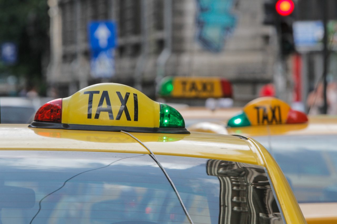 Portofel cu aproape 2.000 de euro, găsit pe bancheta din spate a unui taxi. Șoferul a mers direct la Poliție