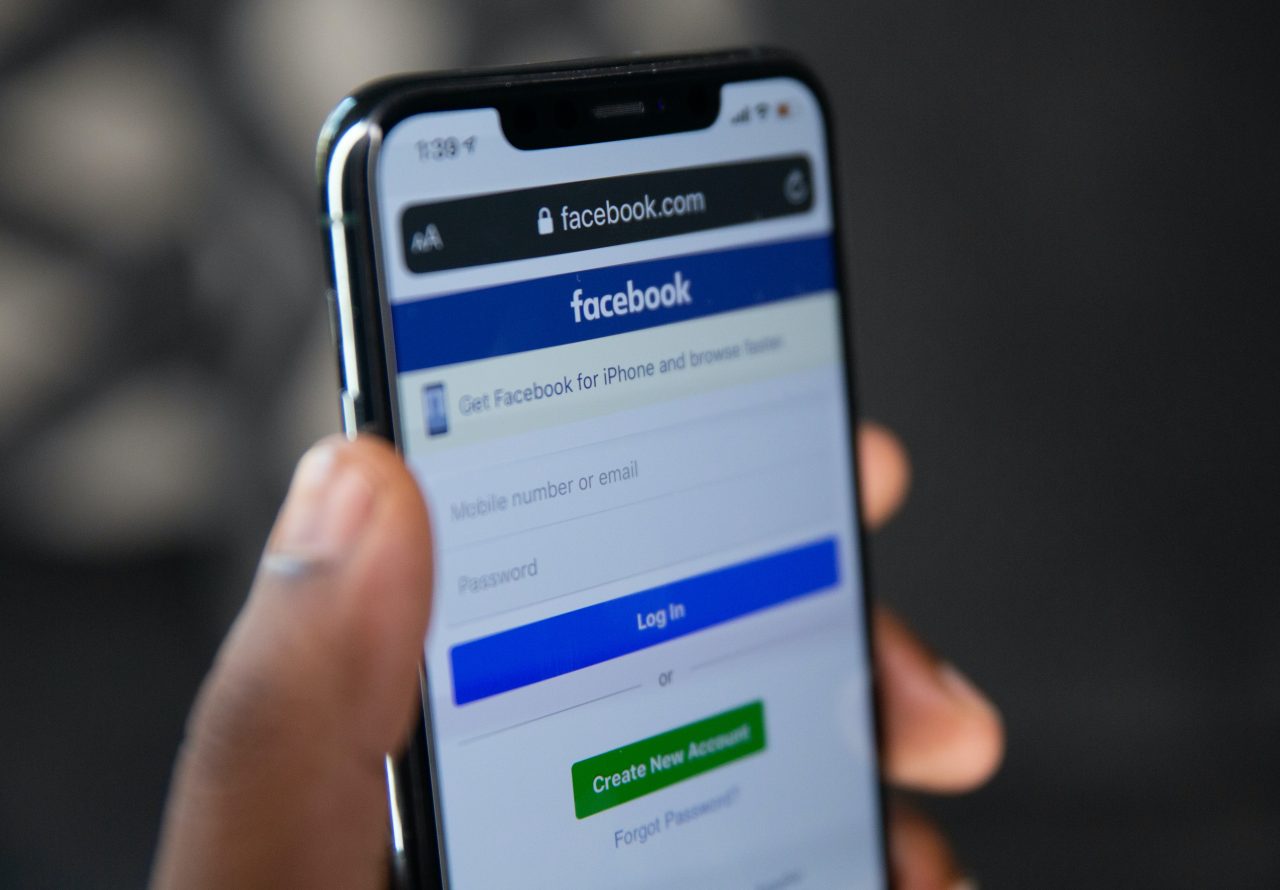 Facebook intenţionează să îşi schimbe numele