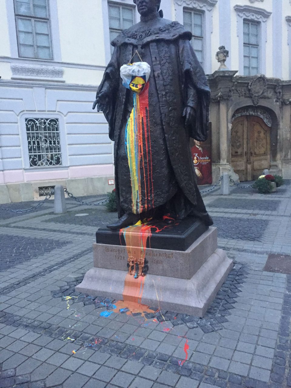 A fost prins bărbatul care a aruncat cu vopsea pe statuia baronului Samuel von Brukenthal din Sibiu. Cum a fost sancționat autorul vandalizării